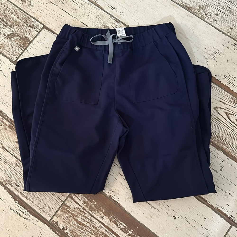 FIGS cropped straight leg scrub pants